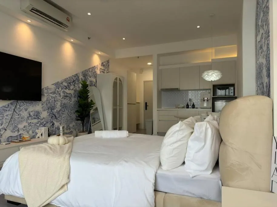 Pretty Room With Balcony Klcc View In Chamber Kuala Lumpur Apartment