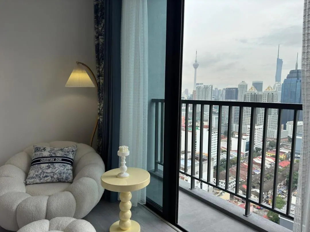 Pretty Room With Balcony Klcc View In Chamber Kuala Lumpur 0*,
